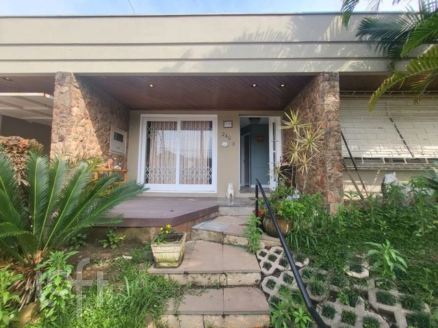 Casa com 290m², 3 dormitórios, 1 suíte, 5 vagas, Três Figueiras em Porto Alegre