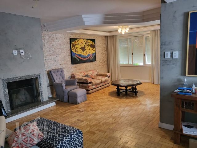 Casa com 290m², 3 dormitórios, 1 suíte, 5 vagas, Três Figueiras em Porto Alegre