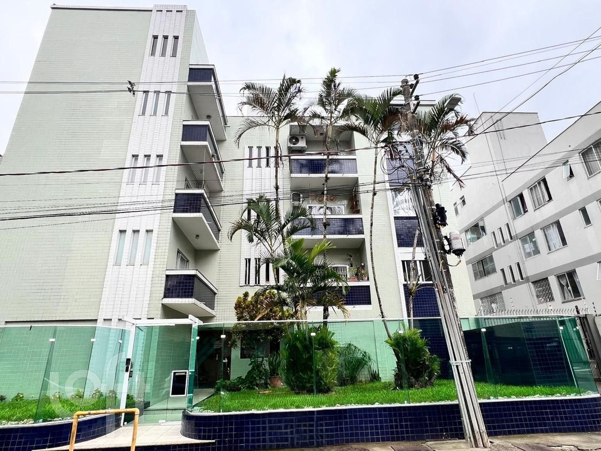 Apartamento 2 dormitórios, 1 suíte, varanda, 1 vaga, na Trindade, Florianópolis