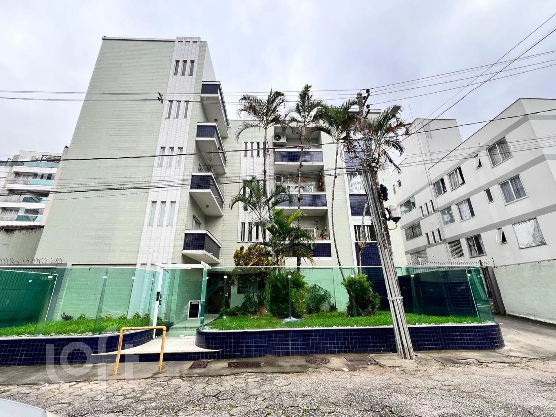 Apartamento 2 dormitórios, 1 suíte, varanda, 1 vaga, na Trindade, Florianópolis