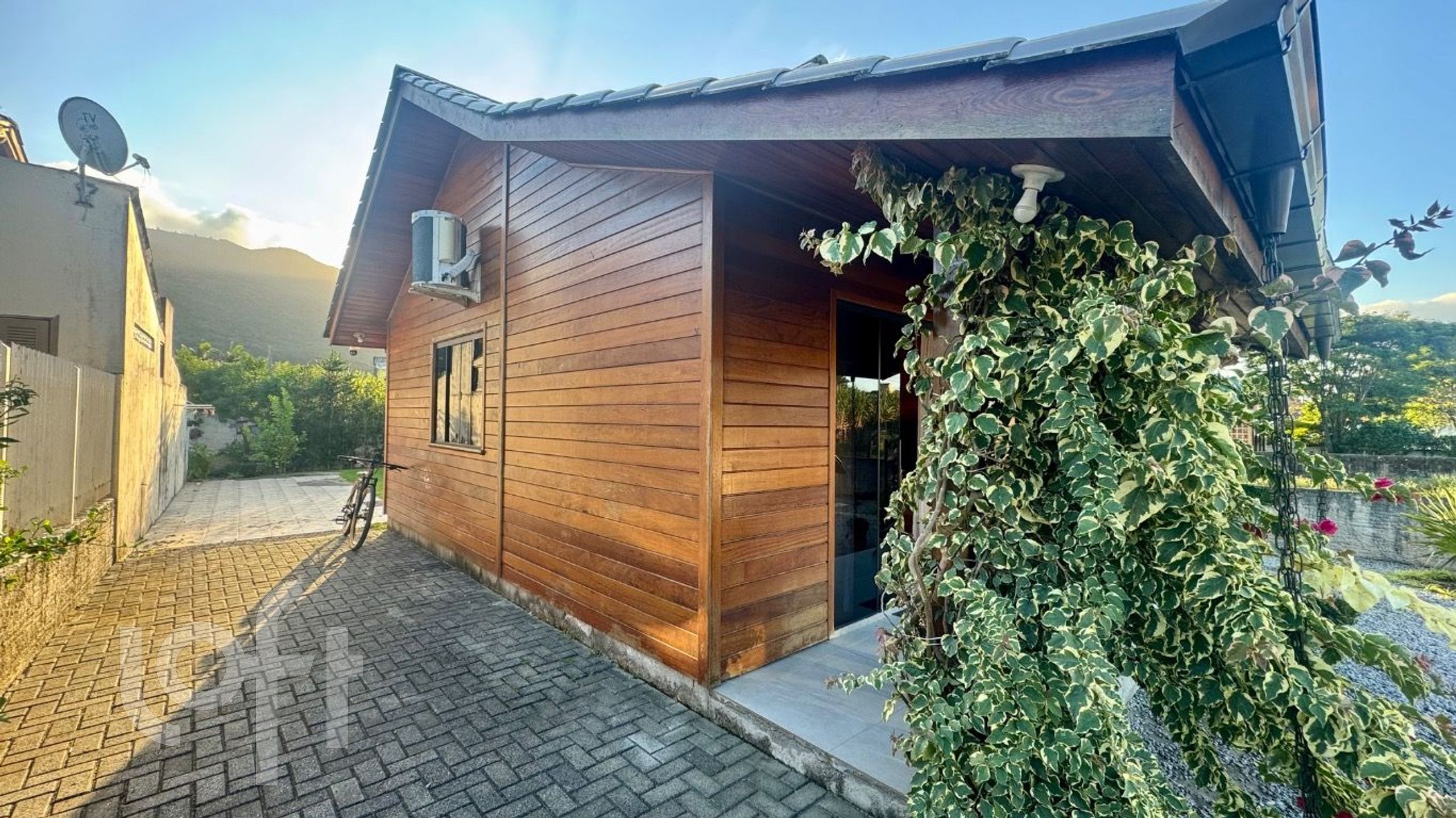 Casa Residencial com 300m², 2 quartos, 4 garagens, no bairro Praia de Fora em Palhoça