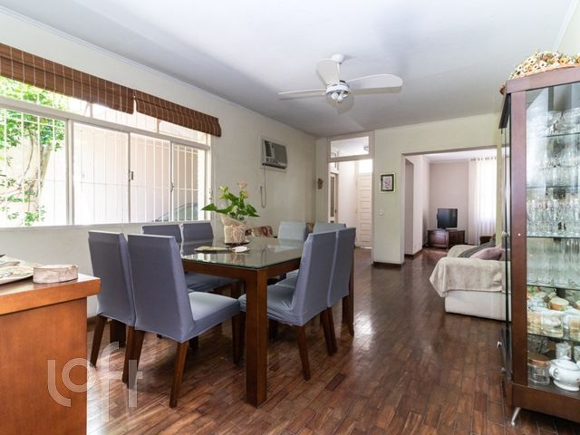 Casa com 224m², 3 dormitórios, 1 suíte, 4 vagas, Vila Ipiranga em Porto Alegre