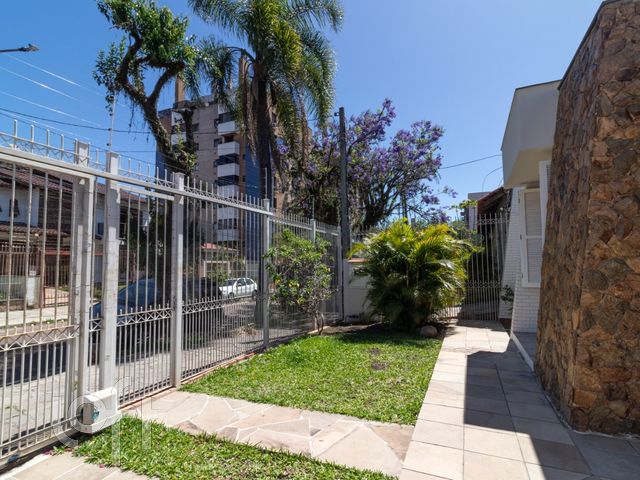 Casa com 224m², 3 dormitórios, 1 suíte, 4 vagas, Vila Ipiranga em Porto Alegre