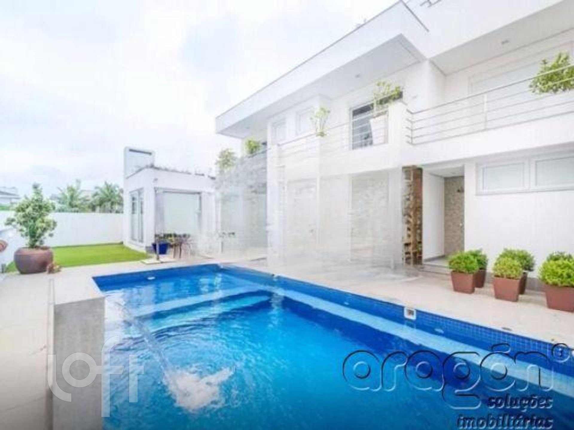 Casa à venda em Jurere Oeste com 360 m², 4 quartos, 4 suítes