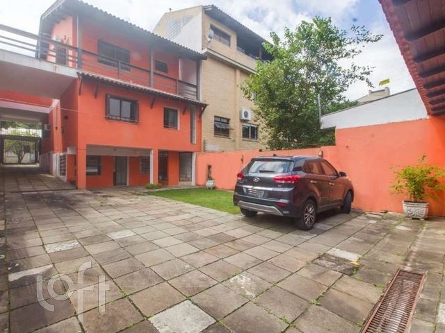 Casa com 322m², 4 dormitórios, 1 suíte, 7 vagas, Menino Deus em Porto Alegre