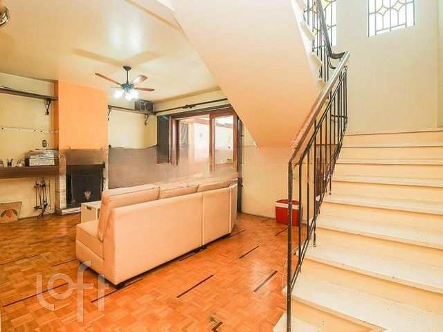 Casa com 350m², 3 dormitórios, 1 suíte, 1 vaga, Petrópolis em Porto Alegre