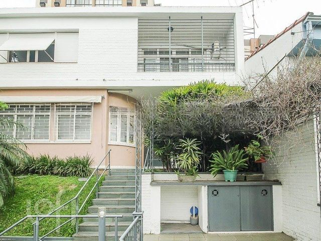 Casa com 350m², 3 dormitórios, 1 suíte, 1 vaga, Petrópolis em Porto Alegre