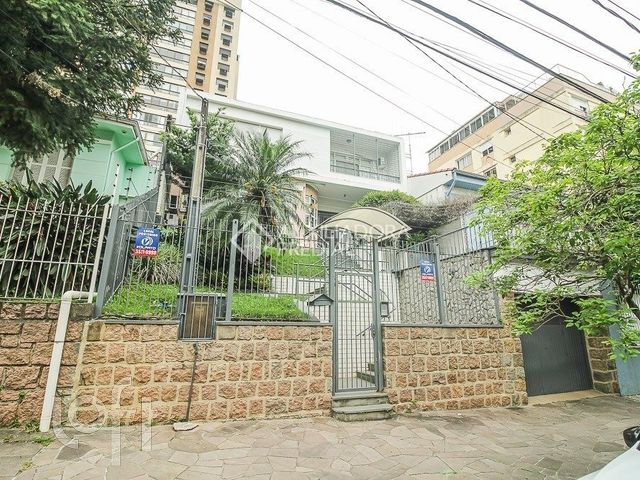 Casa com 350m², 3 dormitórios, 1 suíte, 1 vaga, Petrópolis em Porto Alegre