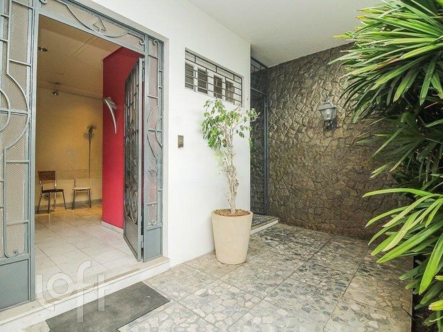 Casa com 350m², 3 dormitórios, 1 suíte, 1 vaga, Petrópolis em Porto Alegre