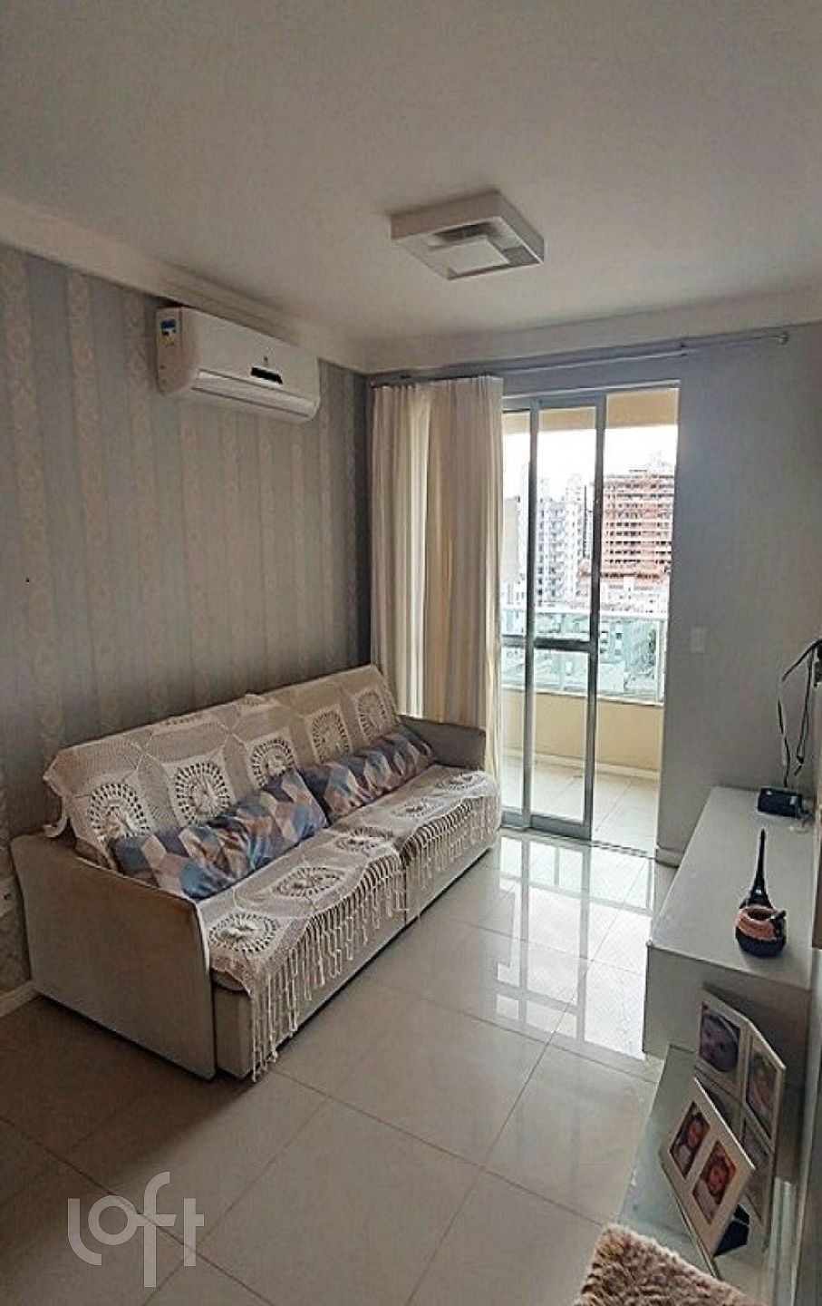 Apto de  02 dormitórios, 01 suíte, sacada com churrasqueira no Kobrasol, São José-SC