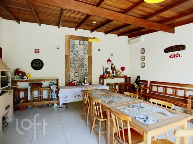 Casa com 200m², 5 dormitórios, 1 suíte, 2 vagas, Vila Ipiranga em Porto Alegre