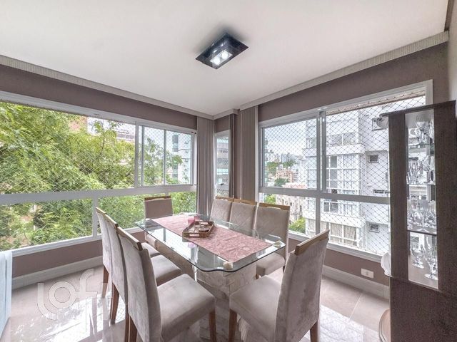 Apartamento com 94m², 2 dormitórios, 2 vagas, Petrópolis em Porto Alegre