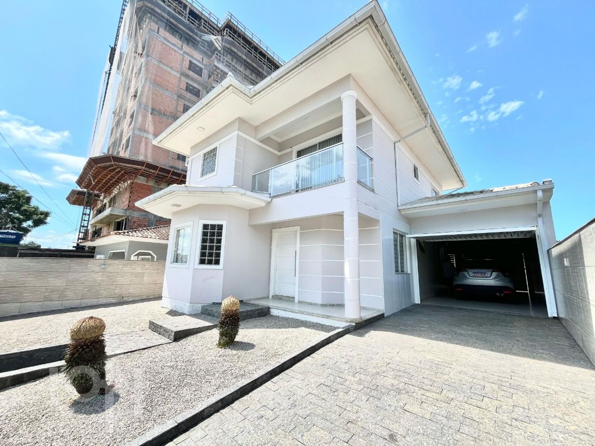 Casa Residencial com 253m², 3 quartos, 1 suíte, 3 garagens, no bairro Praia Joao Rosa em Biguaçu