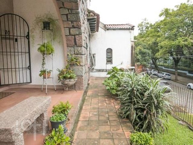 Casa com 544m², 5 dormitórios, 2 suítes, 3 vagas, Rio Branco em Porto Alegre
