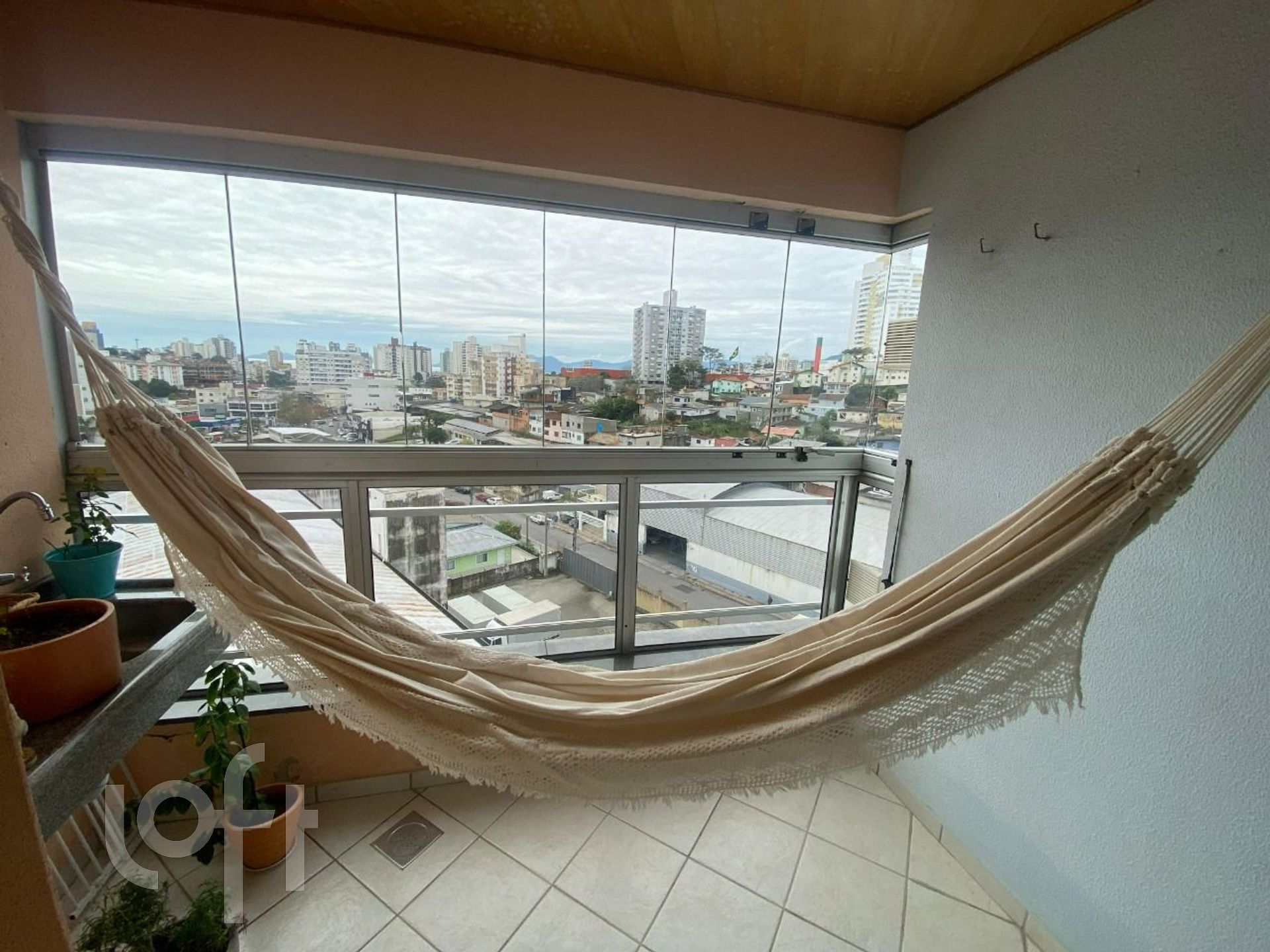 Apartamentos com 77m², 3 quartos, 1 suíte, 2 garagens, no bairro Capoeiras em Florianópolis