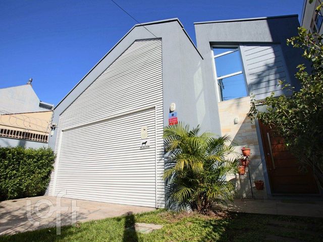 Casa com 233m², 3 dormitórios, 1 suíte, 2 vagas, Santana em Porto Alegre