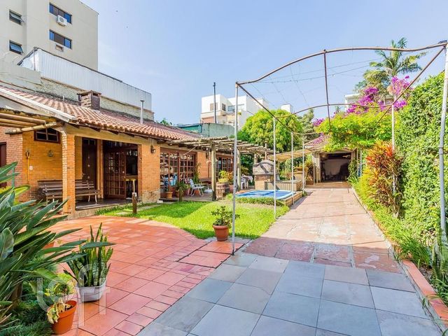 Casa com 636m², 3 dormitórios, 1 suíte, 5 vagas, São João em Porto Alegre