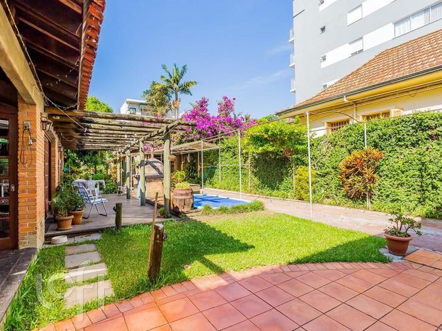 Casa com 636m², 3 dormitórios, 1 suíte, 5 vagas, São João em Porto Alegre