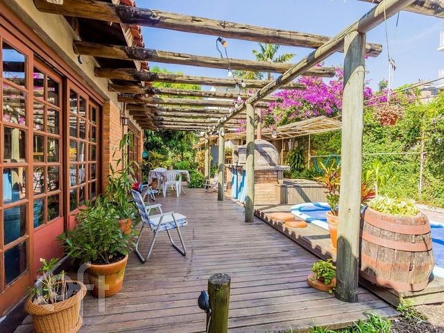 Casa com 636m², 3 dormitórios, 1 suíte, 5 vagas, São João em Porto Alegre