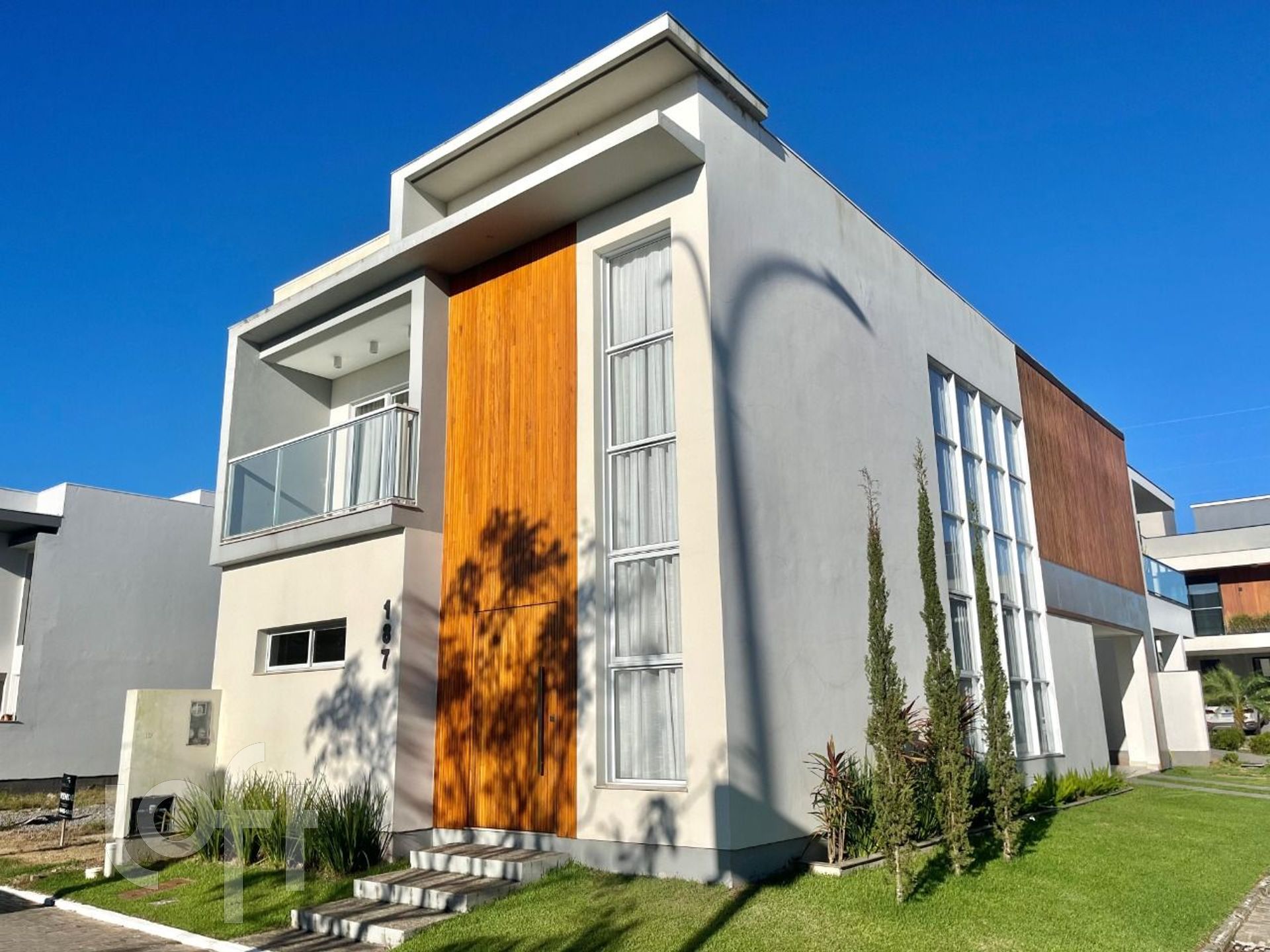 Casa com 3 dorm  sendo 3 suítes - Em condomínio fechado