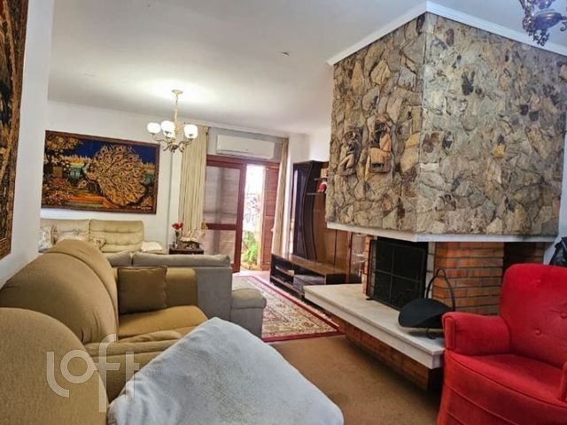 Casa com 268m², 3 dormitórios, 1 suíte, 2 vagas, Vila Ipiranga em Porto Alegre