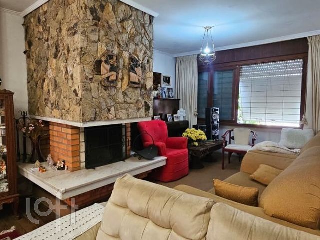 Casa com 268m², 3 dormitórios, 1 suíte, 2 vagas, Vila Ipiranga em Porto Alegre