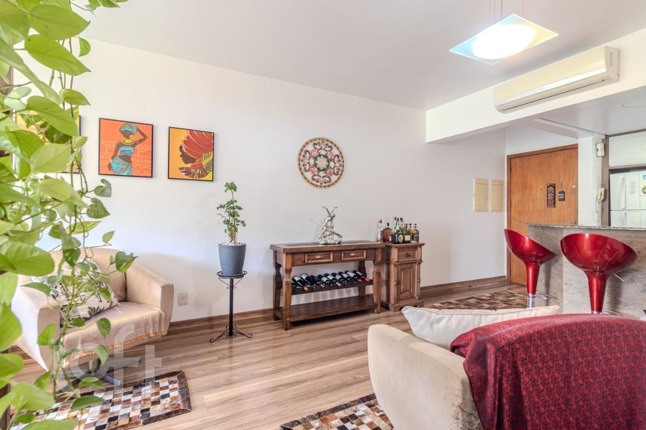 Apartamento com 72m², 2 dormitórios, 1 suíte, 1 vaga, Floresta em Porto Alegre