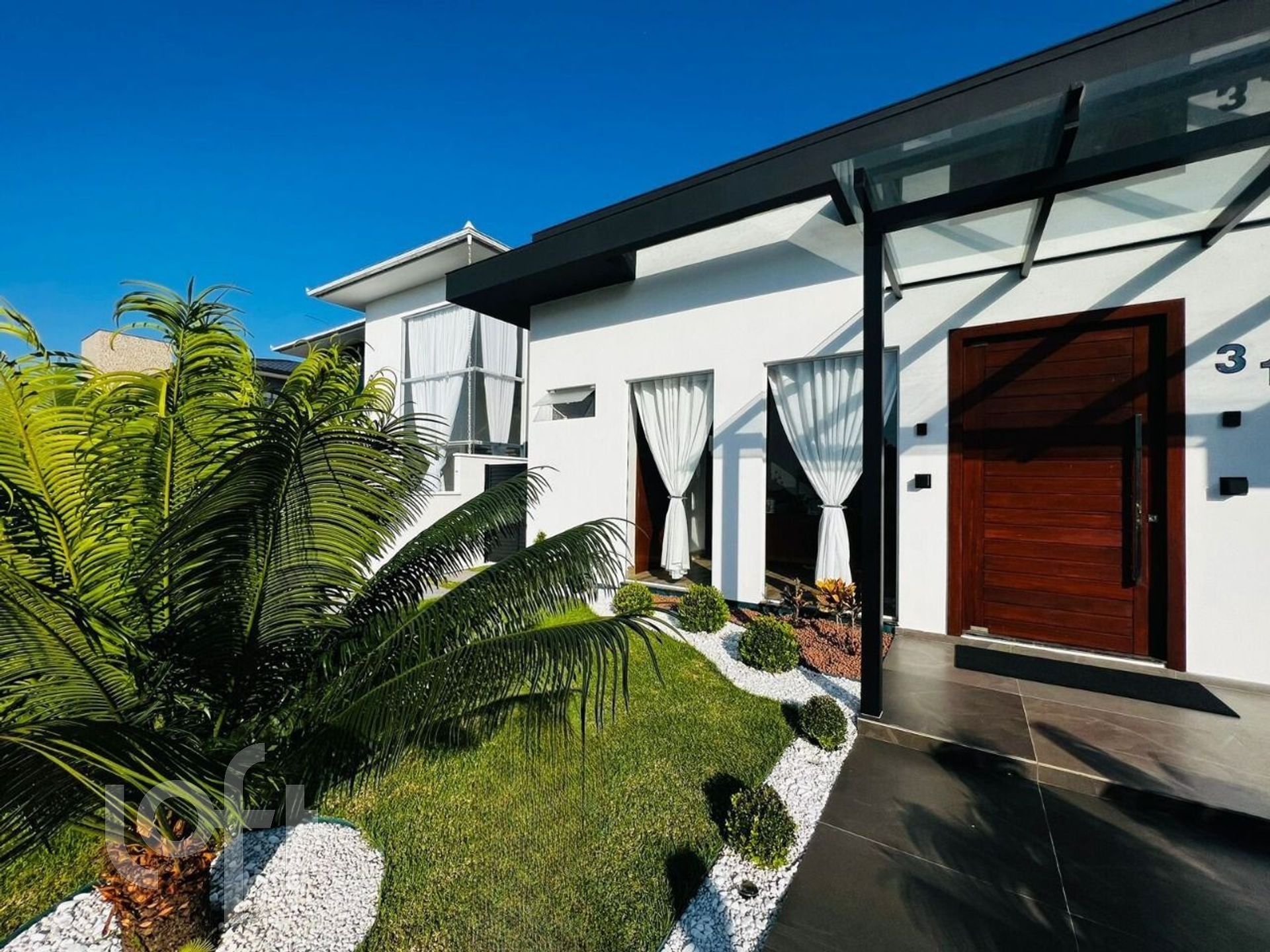 Casa escriturada em condomínio fechado, mobiliada, com 300m2, nos Ingleses