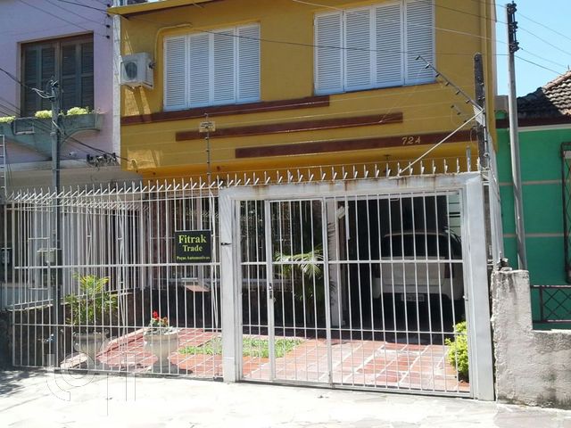 Casa com 236m², 4 dormitórios, 1 suíte, 2 vagas, Santana em Porto Alegre