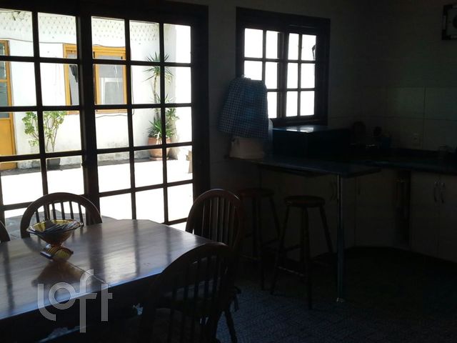 Casa com 236m², 4 dormitórios, 1 suíte, 2 vagas, Santana em Porto Alegre