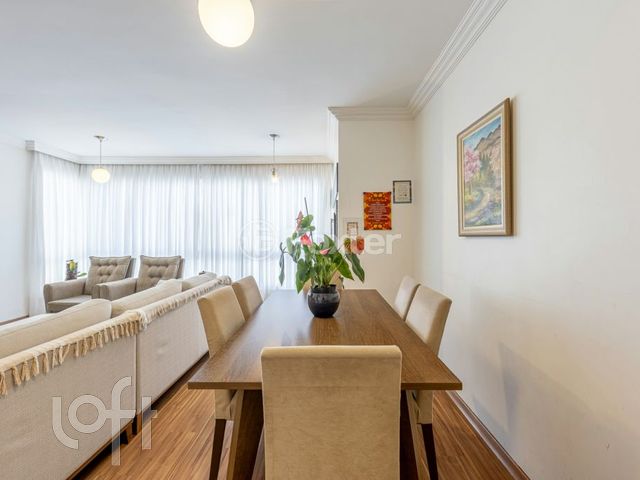 Apartamento com 105m², 3 dormitórios, 1 suíte, 2 vagas, Petrópolis em Porto Alegre