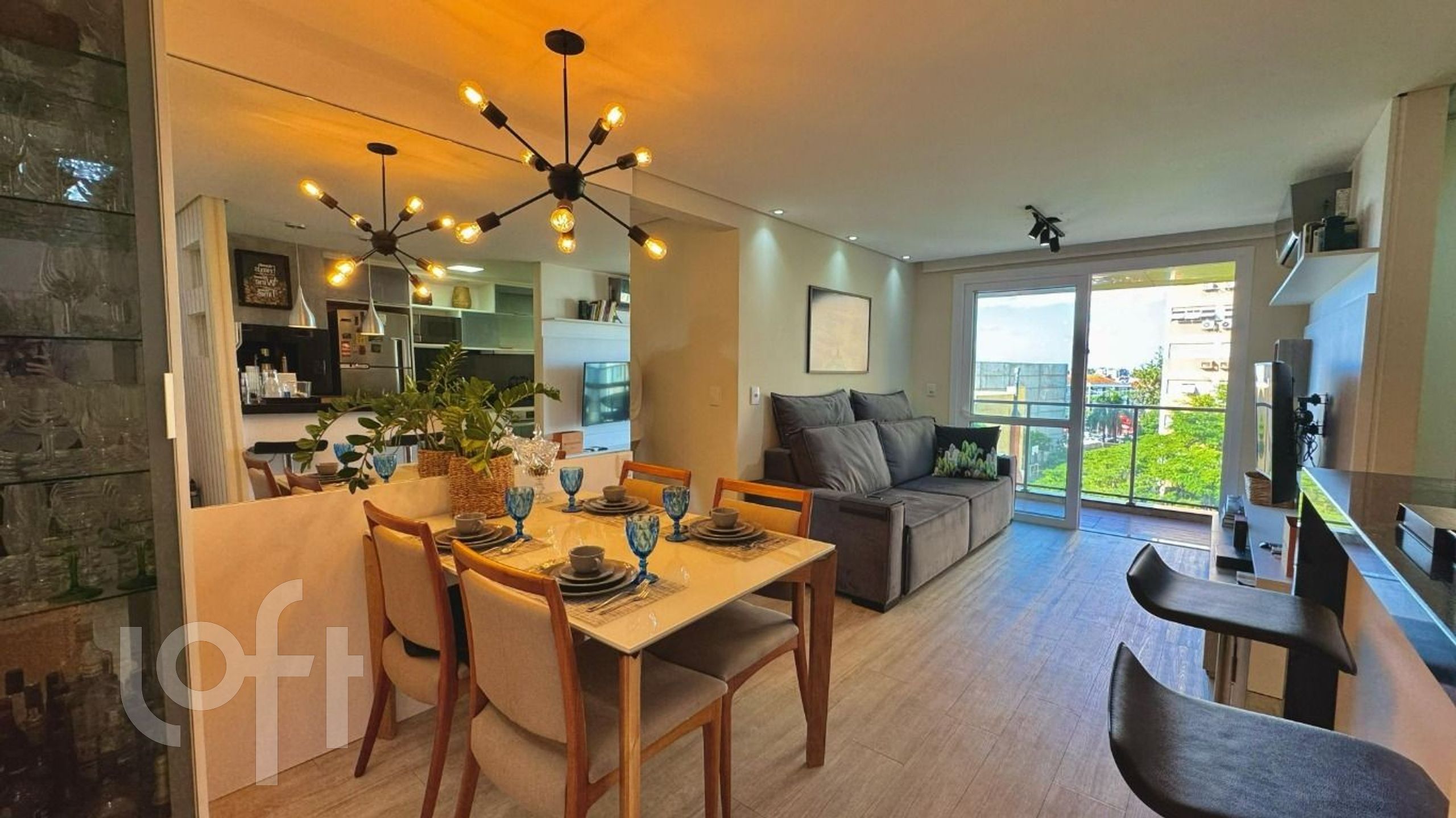 Apartamento com 76m², 2 dormitórios, 1 suíte, 2 vagas, Petrópolis em Porto Alegre