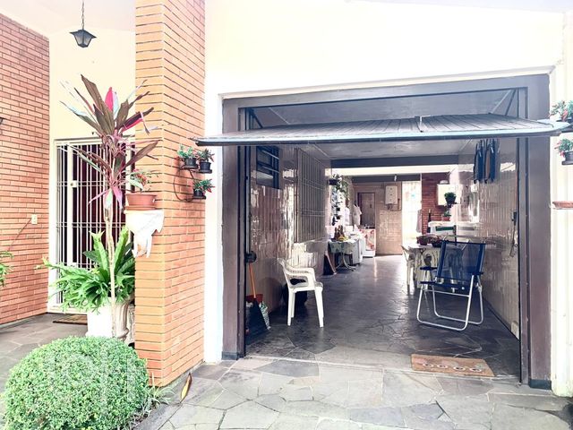 Casa com 190m², 5 dormitórios, 1 suíte, 4 vagas, Vila Ipiranga em Porto Alegre