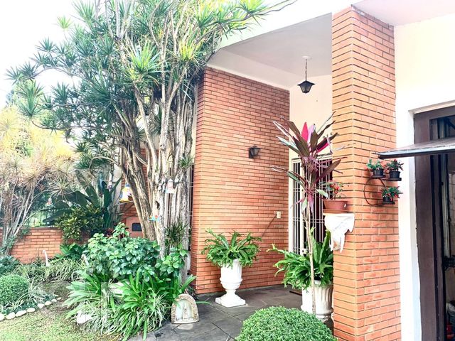 Casa com 190m², 5 dormitórios, 1 suíte, 4 vagas, Vila Ipiranga em Porto Alegre