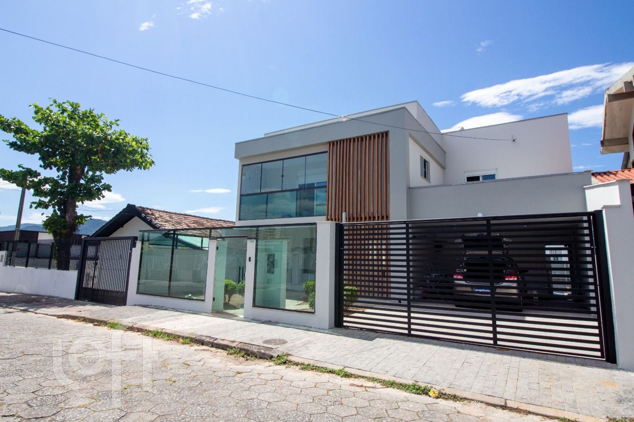 Casa Residencial com 305m², 4 quartos, 1 suíte, 4 garagens, no bairro Trindade em Florianópolis