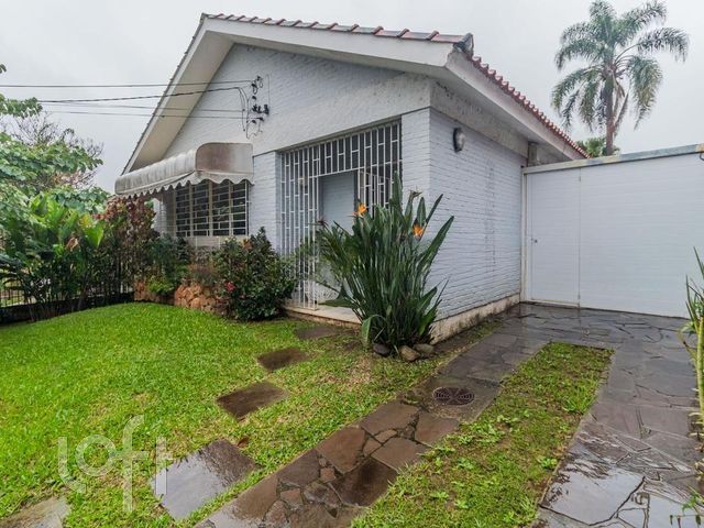 Casa com 168m², 3 dormitórios, 4 vagas, Três Figueiras em Porto Alegre