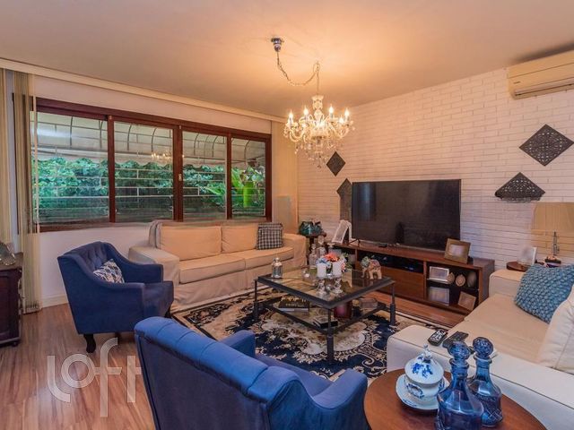 Casa com 168m², 3 dormitórios, 4 vagas, Três Figueiras em Porto Alegre