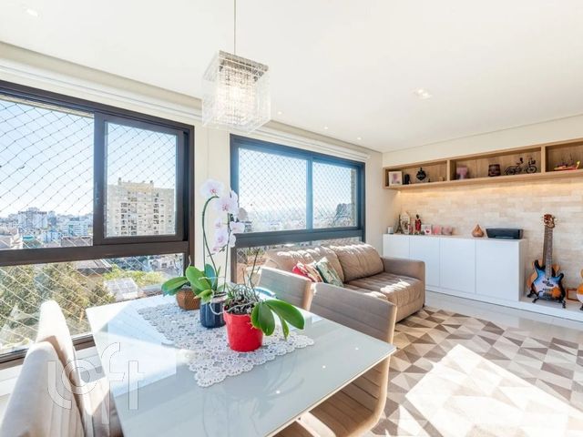 Apartamento com 75m², 2 dormitórios, 1 suíte, 2 vagas, Petrópolis em Porto Alegre