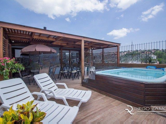 Apartamento com 220m², 3 dormitórios, 1 suíte, 2 vagas, Menino Deus em Porto Alegre