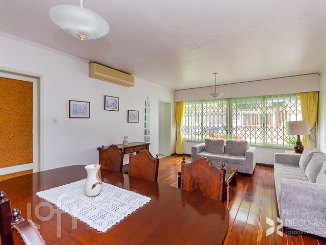 Casa com 442m², 4 dormitórios, 2 suítes, 6 vagas, Três Figueiras em Porto Alegre