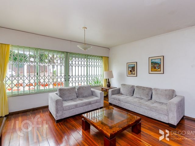 Casa com 442m², 4 dormitórios, 2 suítes, 6 vagas, Três Figueiras em Porto Alegre