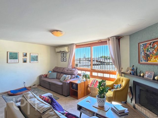 Casa com 160m², 4 dormitórios, 1 suíte, 2 vagas, Chácara das Pedras em Porto Alegre