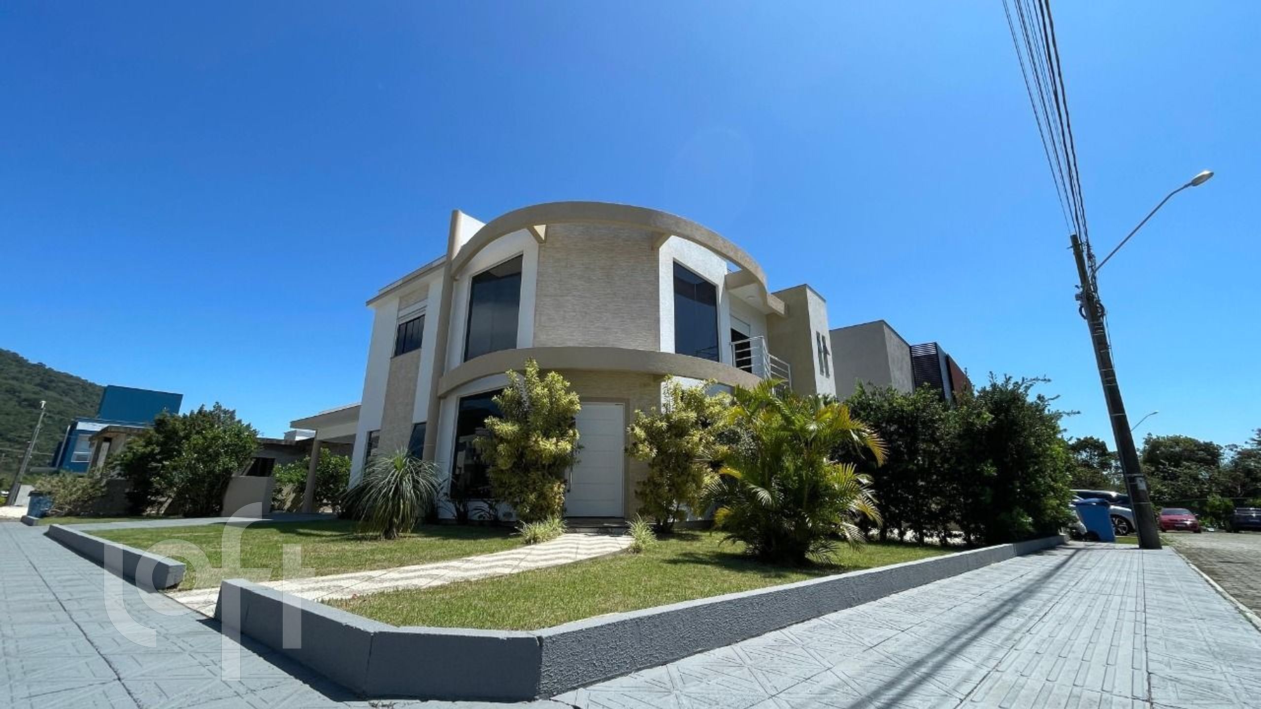 Casa à venda em Ingleses com 223 m², 4 quartos, 3 suítes, 2 vagas