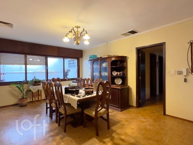 Casa com 470m², 4 dormitórios, 2 suítes, 4 vagas, Chácara das Pedras em Porto Alegre