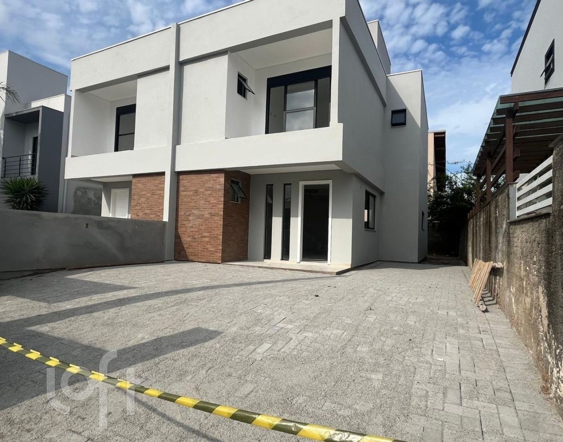 Casa Residencial com 142m², 3 quartos, 1 suíte, 3 garagens, no bairro Ressacada em Florianópolis