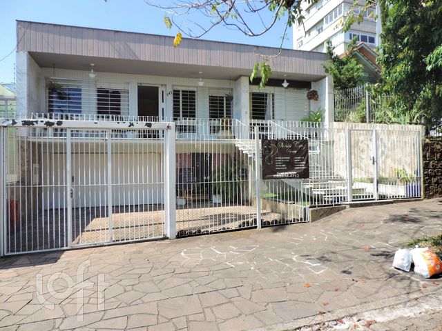 Casa com 259m², 3 dormitórios, 1 suíte, 4 vagas, Vila Ipiranga em Porto Alegre