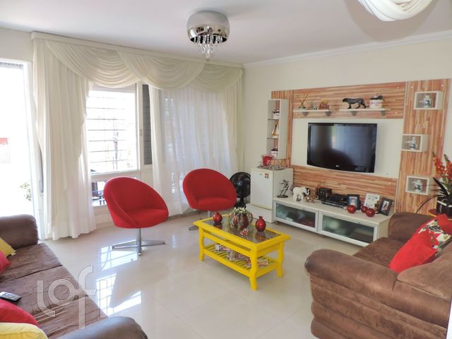 Casa com 259m², 3 dormitórios, 1 suíte, 4 vagas, Vila Ipiranga em Porto Alegre