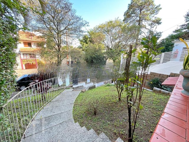 Casa com 150m², 3 dormitórios, 2 vagas, Higienópolis em Porto Alegre