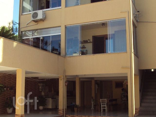 Casa com 290m², 3 dormitórios, 2 vagas, Vila Ipiranga em Porto Alegre