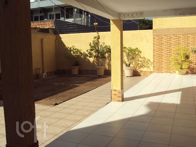 Casa com 290m², 3 dormitórios, 2 vagas, Vila Ipiranga em Porto Alegre